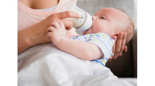 Vừa Sinh Ra Đã Cho Trẻ Bú Bình – Sai Lầm Khiến Bé Rời Xa Ti Mẹ